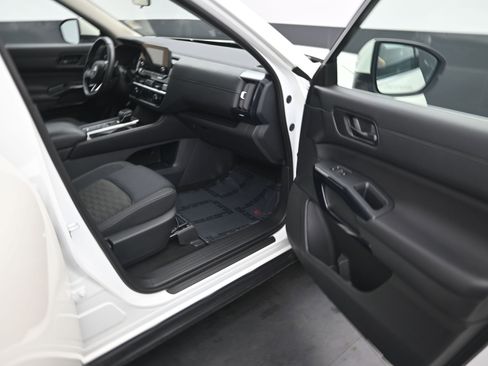 Used 2024 Nissan Pathfinder SV image 13