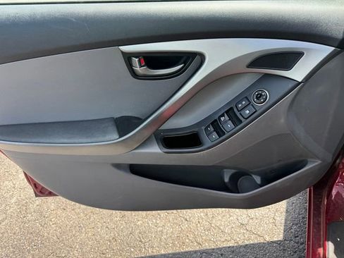 Used 2015 Hyundai Elantra SE FWD image 19