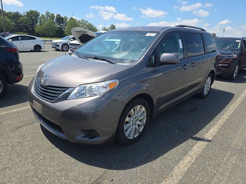 Used 2012 Toyota Sienna LE w/ Towing Pkg AWD/4WD image 1