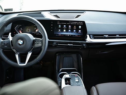 Used 2025 BMW X1 xDrive28i w/ Technology Package image 29