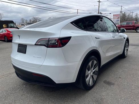 Used 2024 Tesla Model Y Long Range image 3