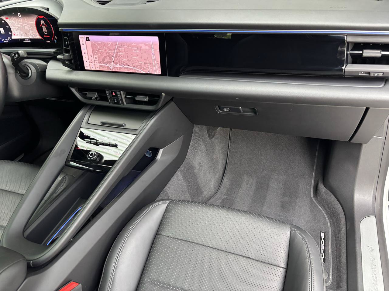 Used 2024 Porsche Macan 4 Electric AWD/4WD image 20