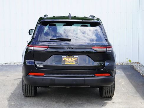Used 2023 Jeep Grand Cherokee Altitude AWD/4WD image 5