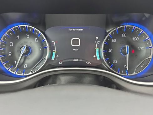 Used 2023 Chrysler Pacifica Touring-L FWD image 23