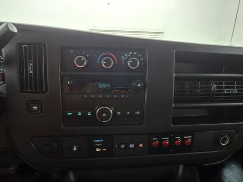 Used 2014 Chevrolet Express 2500 RWD image 18