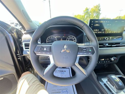 New 2025 Mitsubishi Outlander SE image 14