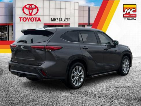 Used 2023 Toyota Highlander Limited FWD image 5