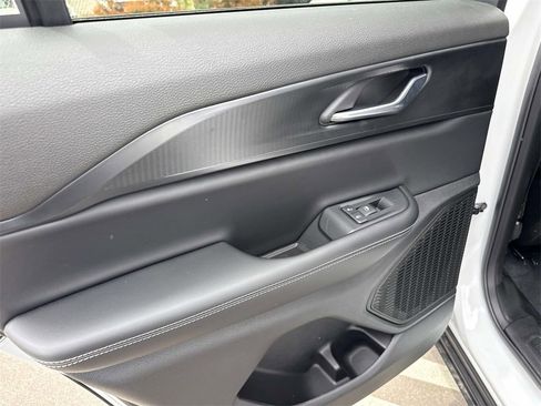 New 2025 Jeep Grand Cherokee Altitude image 10