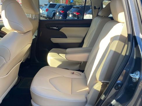 Used 2021 Toyota Highlander XLE image 9