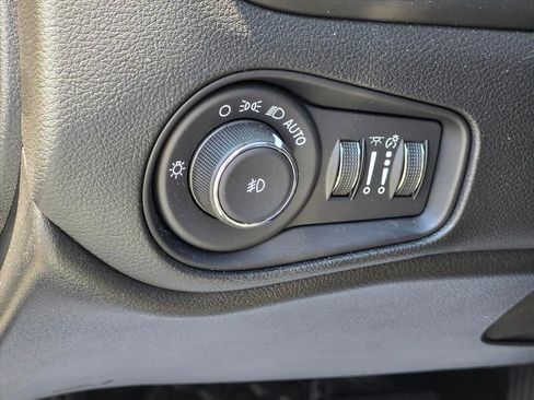 Used 2023 Jeep Renegade Altitude w/ Sun/Sound Group AWD/4WD image 9