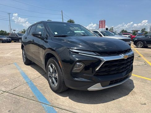 Used 2025 Chevrolet Blazer LT FWD image 2