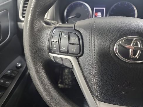 Used 2019 Toyota Highlander LE AWD/4WD image 26