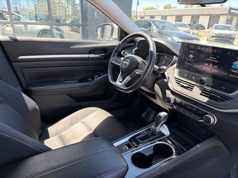 Used 2023 Nissan Altima 2.5 SV w/ SV Premium Package AWD/4WD image 12