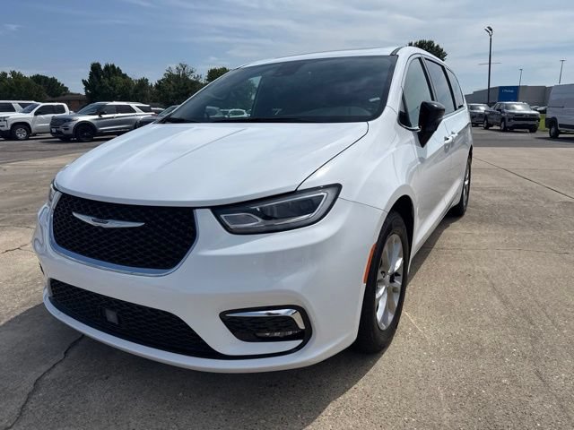 Used 2026 Chrysler Pacifica Limited FWD image 3