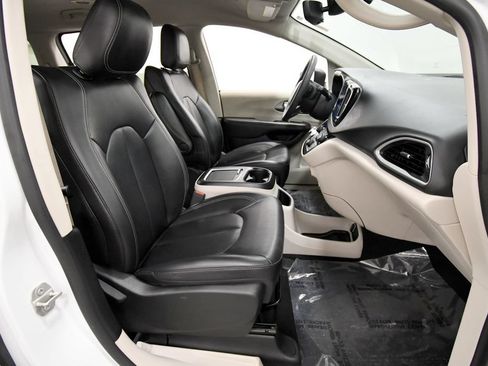 Used 2023 Chrysler Pacifica Touring-L FWD image 17