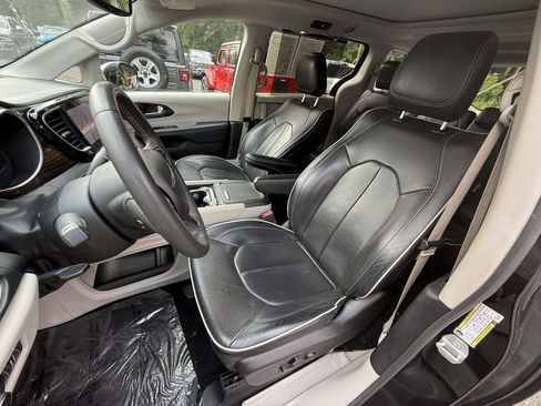 Used 2023 Chrysler Pacifica Limited FWD image 16