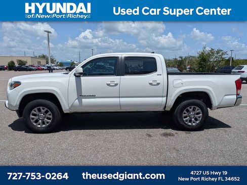 Used 2017 Toyota Tacoma SR5 w/ Tow Package RWD image 2