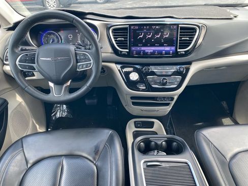 Used 2023 Chrysler Pacifica Touring-L FWD image 37