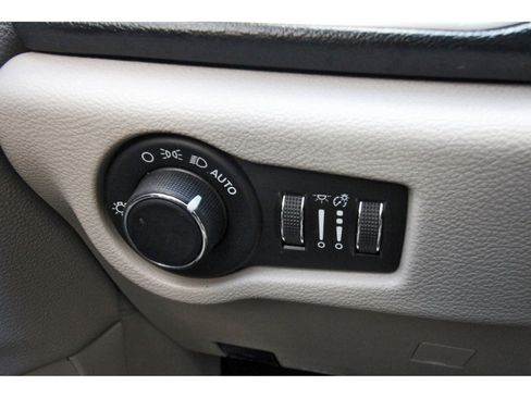 Used 2021 Chrysler Voyager Lxi image 24