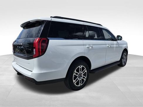 Used 2025 Ford Expedition Active AWD/4WD image 3