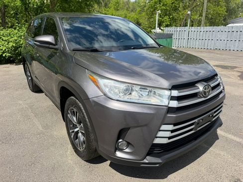 Used 2019 Toyota Highlander Plus AWD/4WD image 3