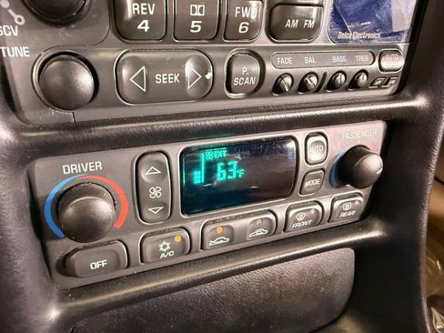 Used 1998 Chevrolet Corvette Coupe w/ Roof Pkg RWD image 38
