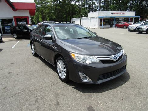 Used 2012 Toyota Camry XLE w/ Leather Pkg FWD image 9