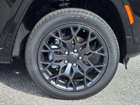 New 2025 Jeep Grand Cherokee Summit image 14