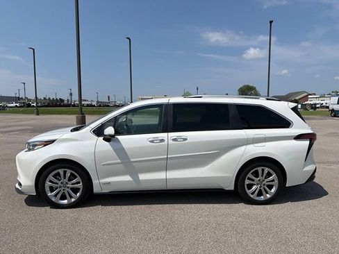 Used 2021 Toyota Sienna Platinum FWD image 3