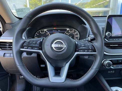Used 2025 Nissan Altima 2.5 SR FWD image 14