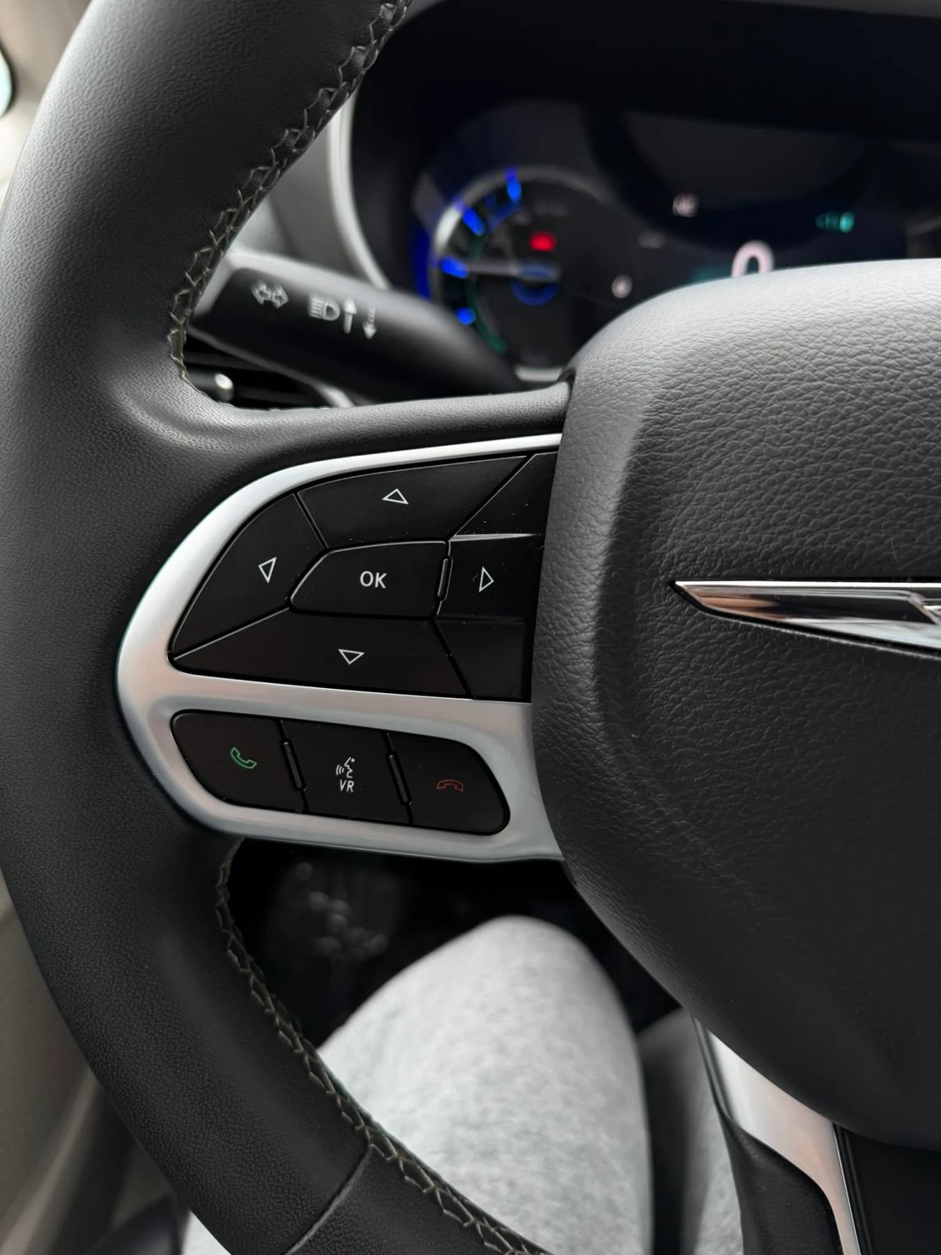 Used 2023 Chrysler Pacifica Touring-L FWD image 28