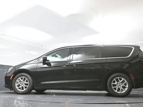 Used 2024 Chrysler Pacifica Touring-L FWD image 61