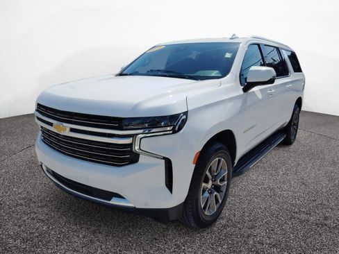 Used 2024 Chevrolet Suburban LT w/ Luxury Package image 3