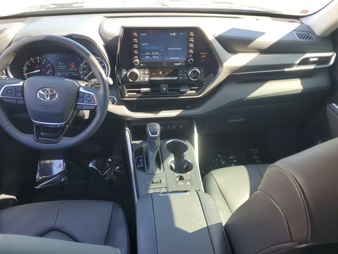 Used 2021 Toyota Highlander XLE AWD/4WD image 15