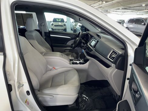 Used 2019 Toyota Highlander LE FWD image 10