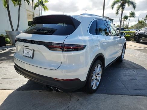 Used 2021 Porsche Cayenne w/ Premium Package image 9