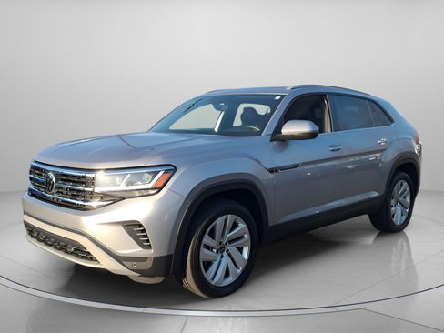 Used 2022 Volkswagen Atlas Cross Sport SE w/ Panoramic Sunroof Package image 2