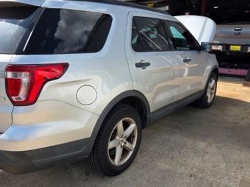 Certified 2018 Ford Explorer FWD image 3