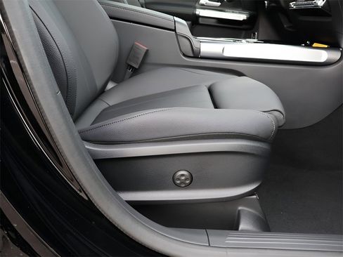 New 2025 Mercedes-Benz GLB 250 4MATIC image 12