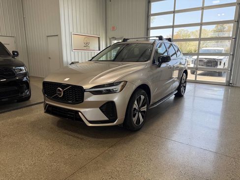 Used 2024 Volvo XC60 T8 Core AWD/4WD image 2