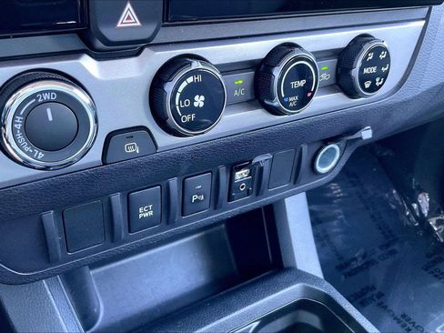 Used 2017 Toyota Tacoma SR5 w/ Tow Package AWD/4WD image 29