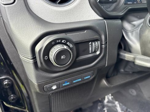 Used 2025 Jeep Wrangler Unlimited Sahara AWD/4WD image 17