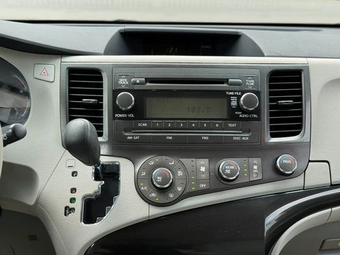 Used 2013 Toyota Sienna L FWD image 13