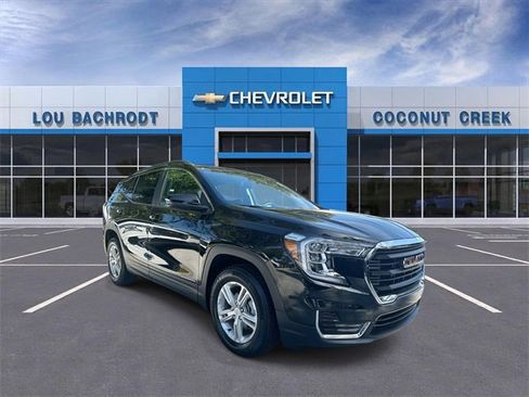 Used 2023 GMC Terrain SLE w/ Driver Convenience Package image 2