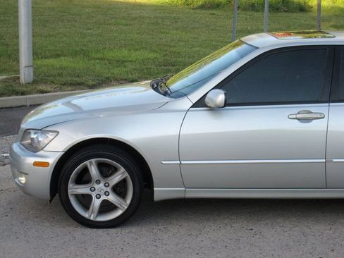 Used 2002 Lexus IS 300 RWD image 7