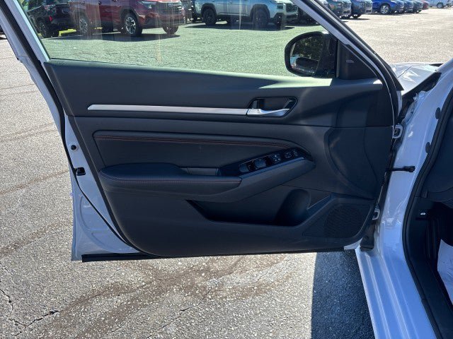 Used 2023 Nissan Altima 2.5 SR FWD image 10
