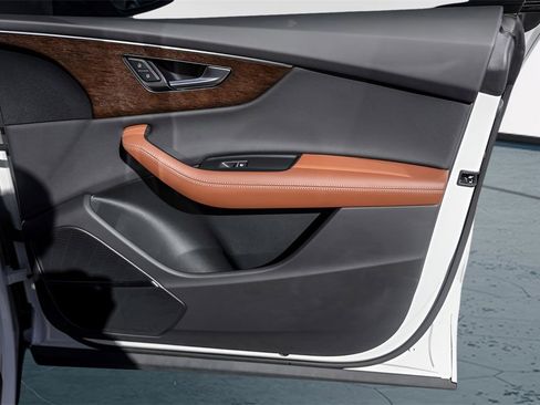 Used 2025 Audi Q8 Premium Plus image 32