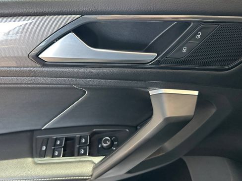Used 2023 Volkswagen Tiguan SE w/ Panoramic Sunroof Package FWD image 11