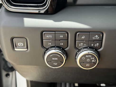 Used 2025 GMC Sierra 1500 AT4 w/ AT4 Preferred Package AWD/4WD image 25