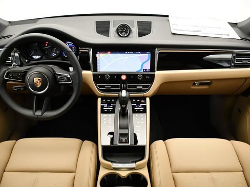 Certified 2026 Porsche Macan AWD/4WD image 23